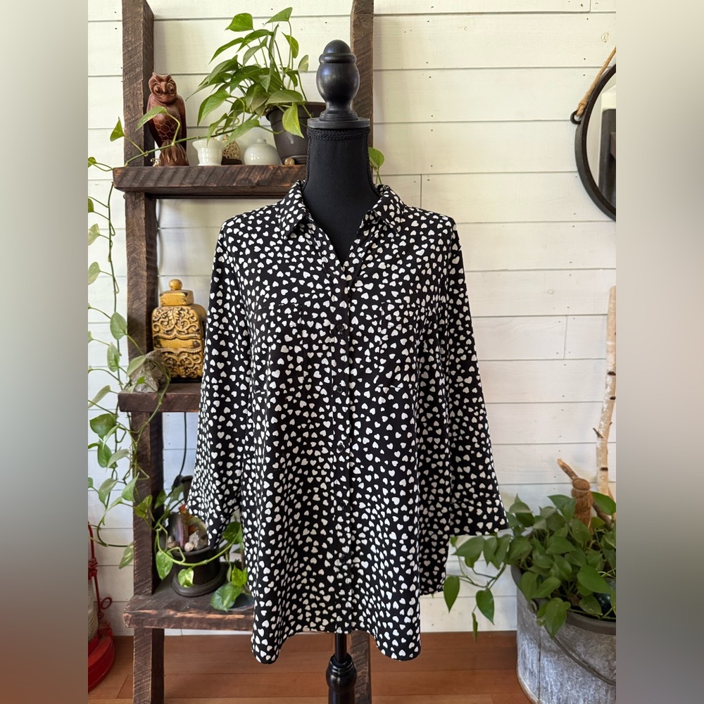 Dalia: Black and White Heart Pattern Button Up Blouse. - Picture 11 of 16